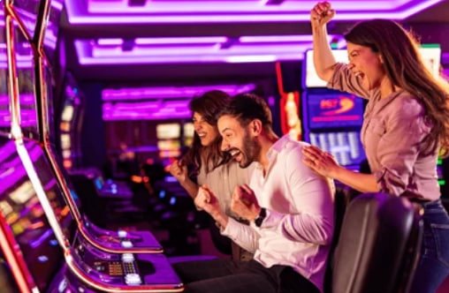 Filipino players using jilee mobile gaming platform with Philippine Peso payments